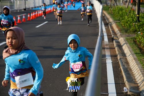 Race photo from PIK NITE RUN 2025