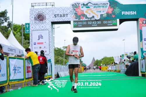 Race photo from Arutmin Borneo Run 2024
