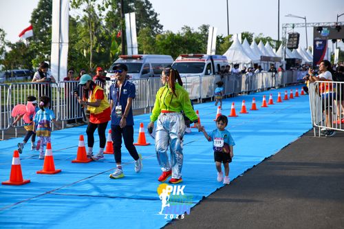 Race photo from PIK NITE RUN 2025