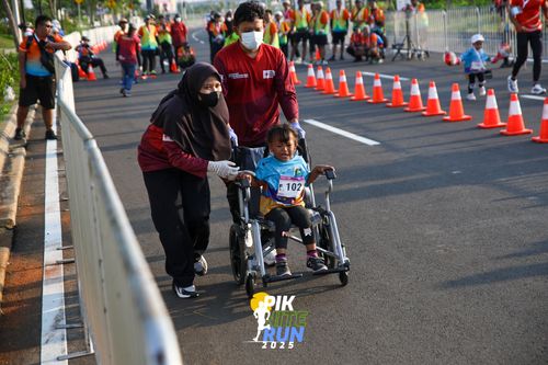 Race photo from PIK NITE RUN 2025