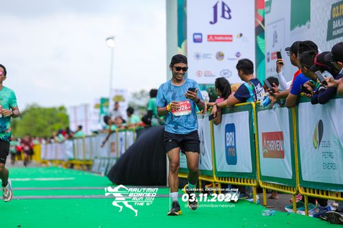 Race photo from Arutmin Borneo Run 2024