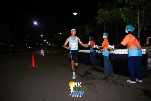 Race photo from PIK NITE RUN 2025