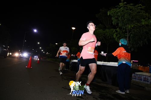 Race photo from PIK NITE RUN 2025