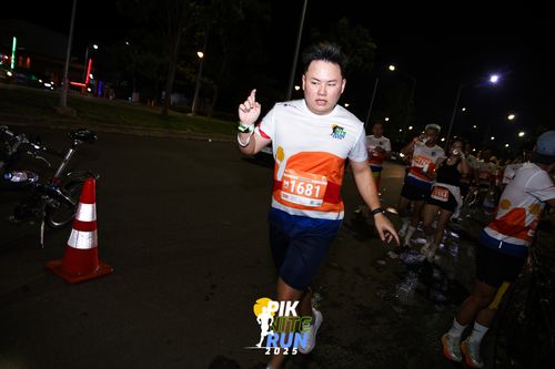 Race photo from PIK NITE RUN 2025