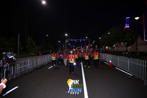 Race photo from PIK NITE RUN 2025