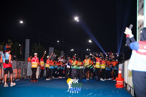 Race photo from PIK NITE RUN 2025