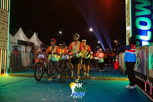 Race photo from PIK NITE RUN 2025