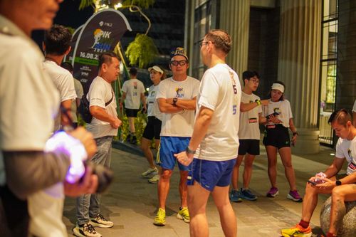 Race photo from PIK NITE RUN VIBES