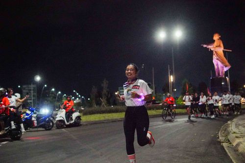 Race photo from PIK NITE RUN VIBES