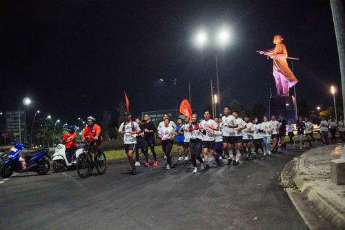 Race photo from PIK NITE RUN VIBES