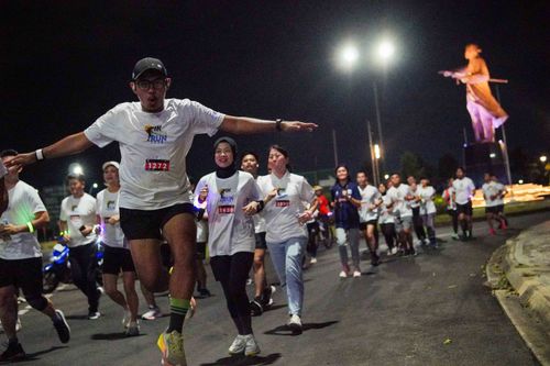 Race photo from PIK NITE RUN VIBES