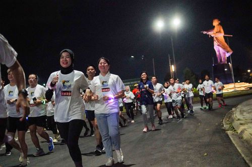 Race photo from PIK NITE RUN VIBES