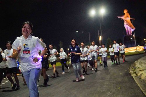 Race photo from PIK NITE RUN VIBES