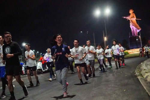 Race photo from PIK NITE RUN VIBES