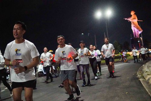 Race photo from PIK NITE RUN VIBES