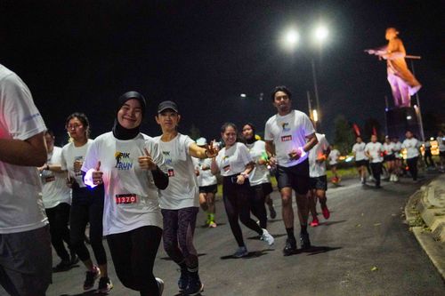 Race photo from PIK NITE RUN VIBES