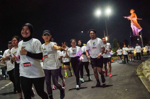 Race photo from PIK NITE RUN VIBES