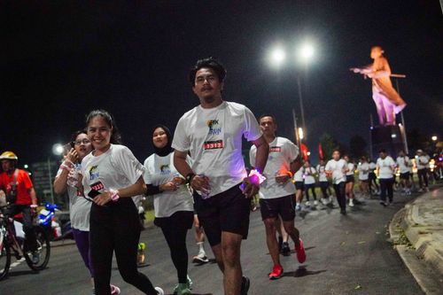 Race photo from PIK NITE RUN VIBES