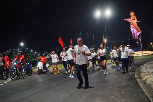 Race photo from PIK NITE RUN VIBES