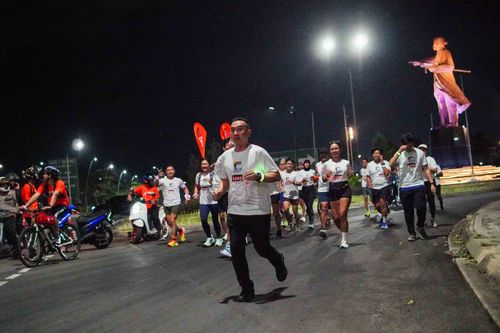 Race photo from PIK NITE RUN VIBES