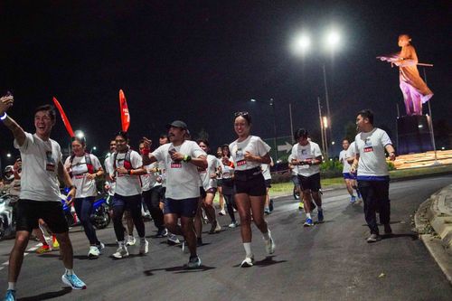 Race photo from PIK NITE RUN VIBES
