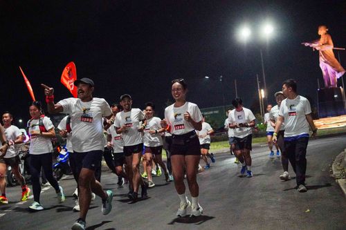 Race photo from PIK NITE RUN VIBES