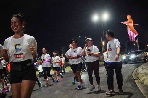 Race photo from PIK NITE RUN VIBES