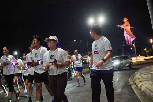 Race photo from PIK NITE RUN VIBES