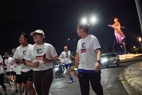 Race photo from PIK NITE RUN VIBES