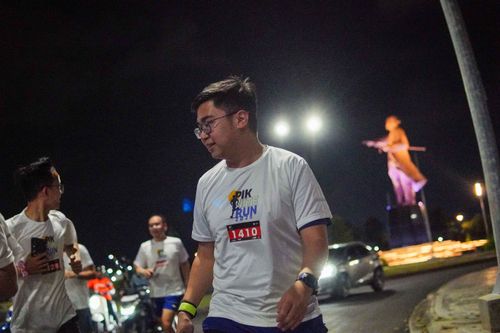 Race photo from PIK NITE RUN VIBES