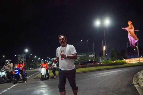 Race photo from PIK NITE RUN VIBES