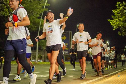 Race photo from PIK NITE RUN VIBES