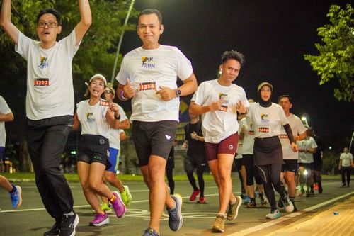 Race photo from PIK NITE RUN VIBES