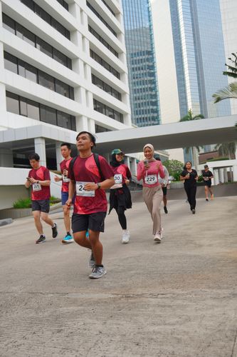 Race photo from Assurance Fun Run 2024
