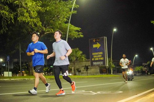 Race photo from PIK NITE RUN VIBES