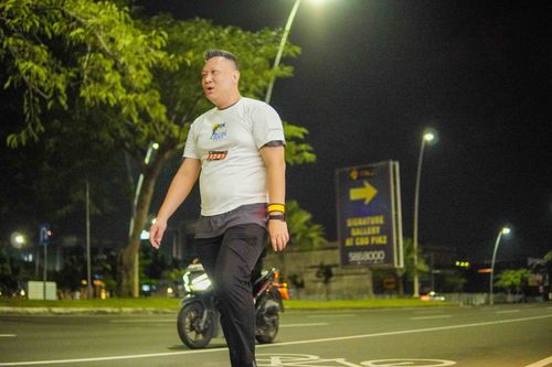 Race photo from PIK NITE RUN VIBES