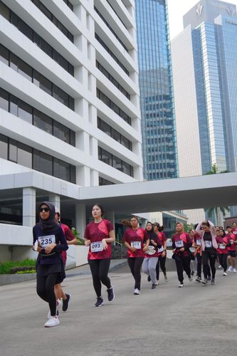 Race photo from Assurance Fun Run 2024