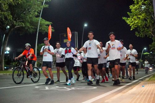 Race photo from PIK NITE RUN VIBES