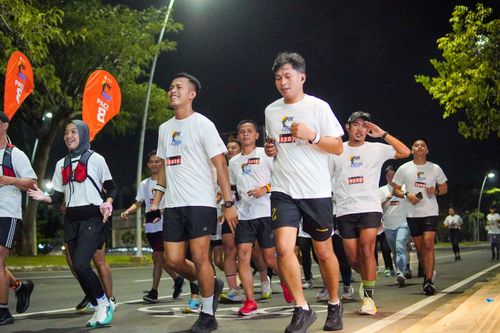Race photo from PIK NITE RUN VIBES