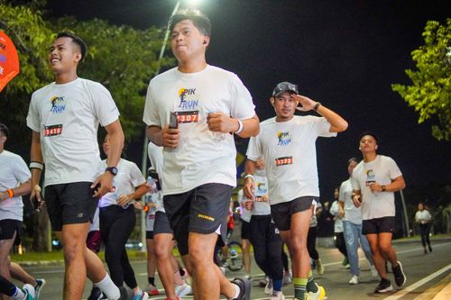 Race photo from PIK NITE RUN VIBES