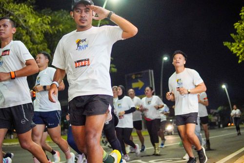 Race photo from PIK NITE RUN VIBES