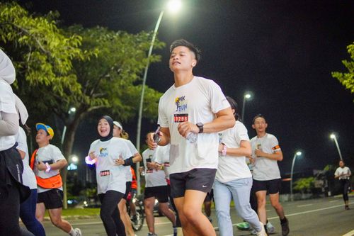 Race photo from PIK NITE RUN VIBES