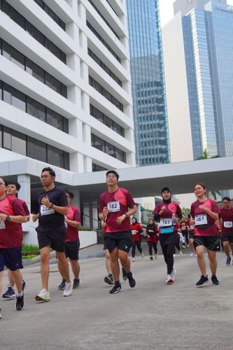 Race photo from Assurance Fun Run 2024