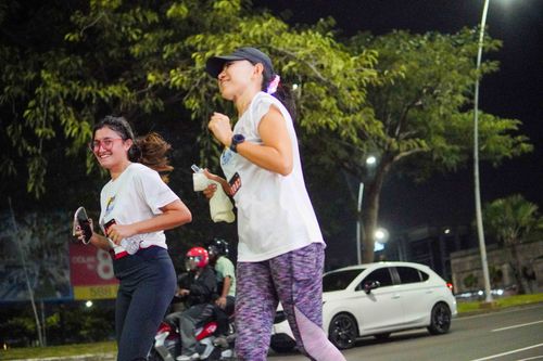 Race photo from PIK NITE RUN VIBES