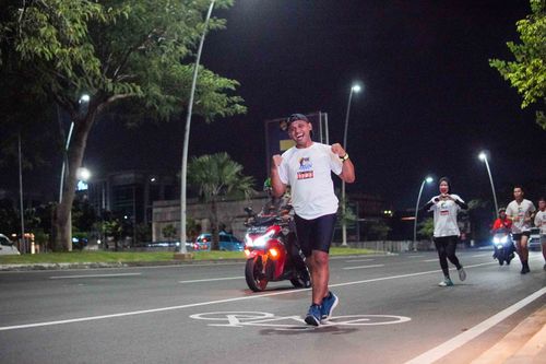 Race photo from PIK NITE RUN VIBES