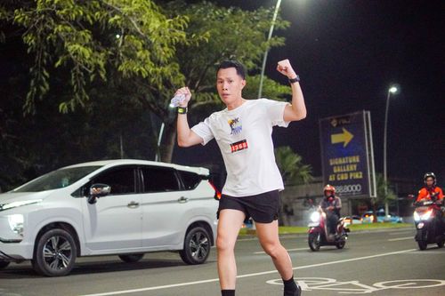 Race photo from PIK NITE RUN VIBES