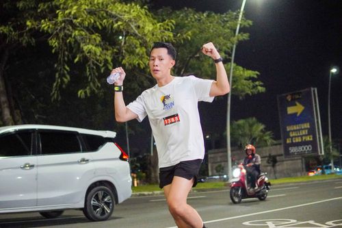 Race photo from PIK NITE RUN VIBES
