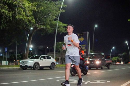 Race photo from PIK NITE RUN VIBES