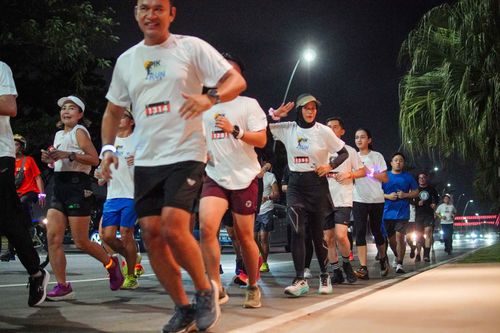 Race photo from PIK NITE RUN VIBES