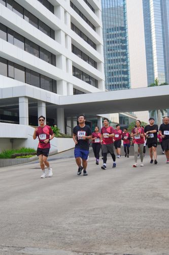 Race photo from Assurance Fun Run 2024